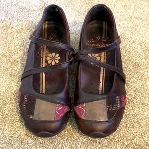 Sketchers chocolate brown Maryjane patches, velcro straps, sz8 shoes